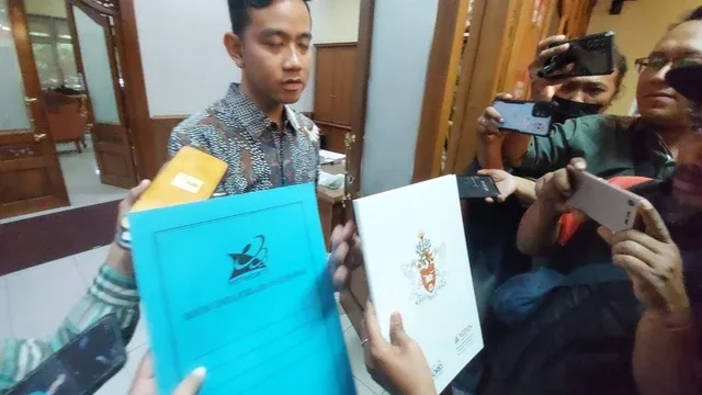 Gibran Tunjukkan Ijazah S1 dari University of Bradford