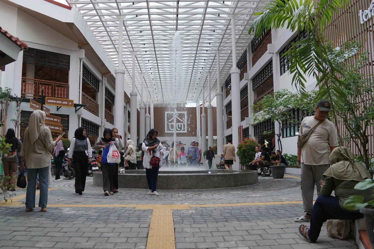 Suasana Teras Malioboro Timur (Ketandan) yang ramai pengunjung setelah relokasi permanen pedagang Januari 2025
